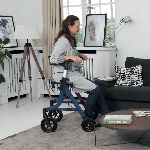femme assise dans le Rollator pliant Neo Light
