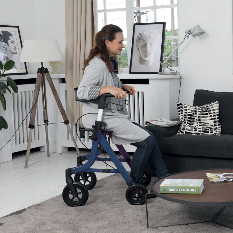 femme assise dans le Rollator pliant Neo Light