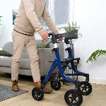 Rollator pliant Neo Light utilisé par une personne pour faciliter la marche