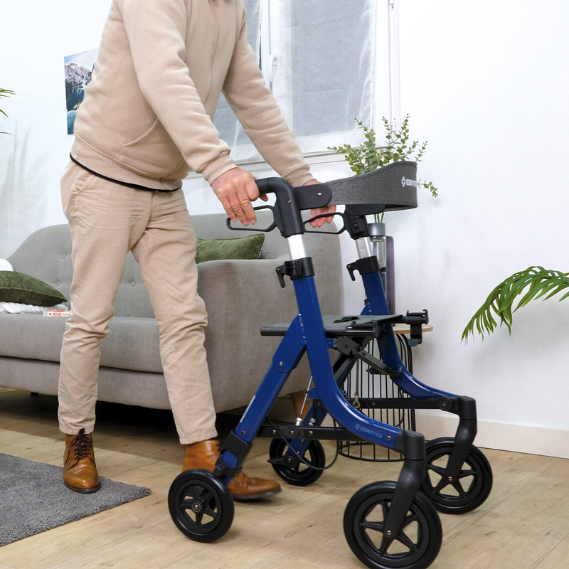 Rollator pliant Neo Light utilisé par une personne pour faciliter la marche