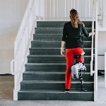Béquille mains libres I-Walk utilisée pour monter des escaliers en tenant la rampe - réf. 816008
