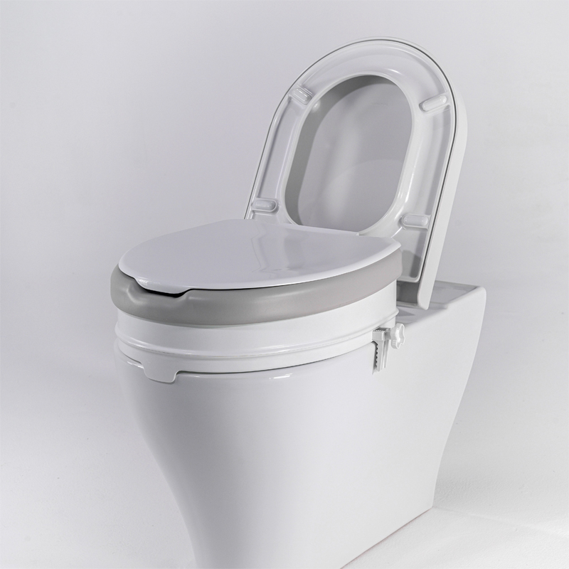 Réhausse WC Ibiza Soft 10 cm avec couvercle installée sur des toilettes suspendues - réf. 811089SOFT