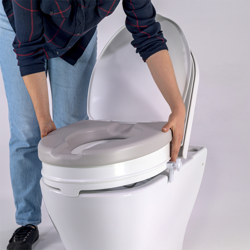 Réhausse WC Ibiza Soft 10 cm avec couvercle, gros plan installation sur toilettes - réf. 811089SOFT