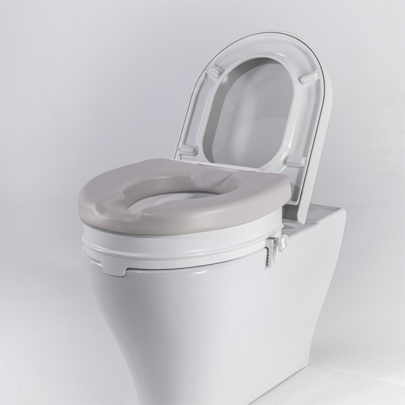 Réhausse WC Ibiza Soft 10 cm installée sur des toilettes suspendues - réf. 811091SOFT