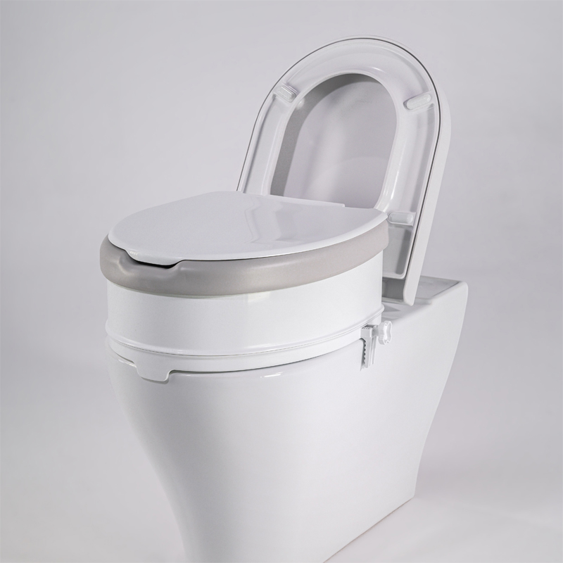 Réhausse WC Ibiza Soft 15 cm avec couvercle installée sur des toilettes suspendues - réf. 811090SOFT