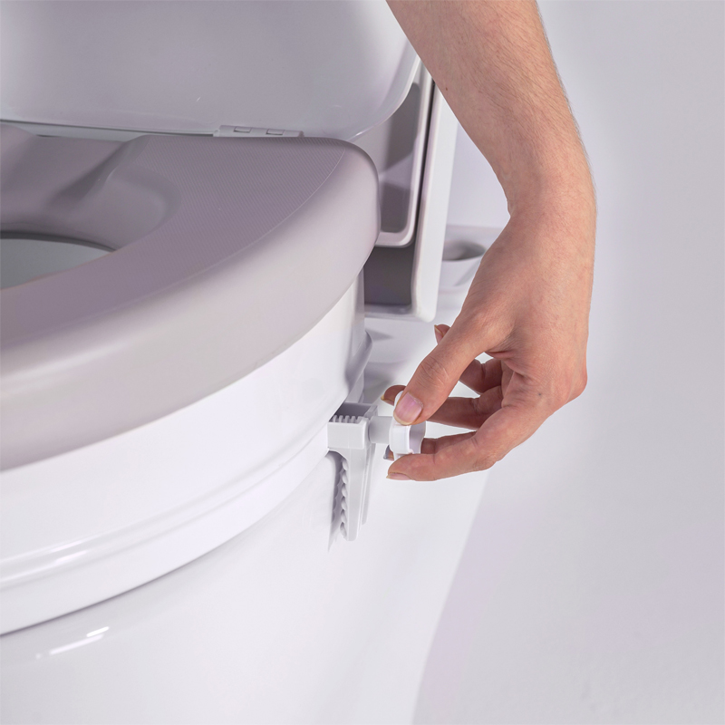 Réglage de la molette de fixation de la réhausse WC Ibiza Soft 15 cm sur des toilettes - réf. 811074