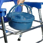 La chaise pliante Islande pour les WC dispose d'un pot amovible pour une utilisation autonome