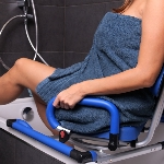 Le fauteuil pivotant SOFT permet d'entrer dans la baignoire sans danger et d'en sortir facilement