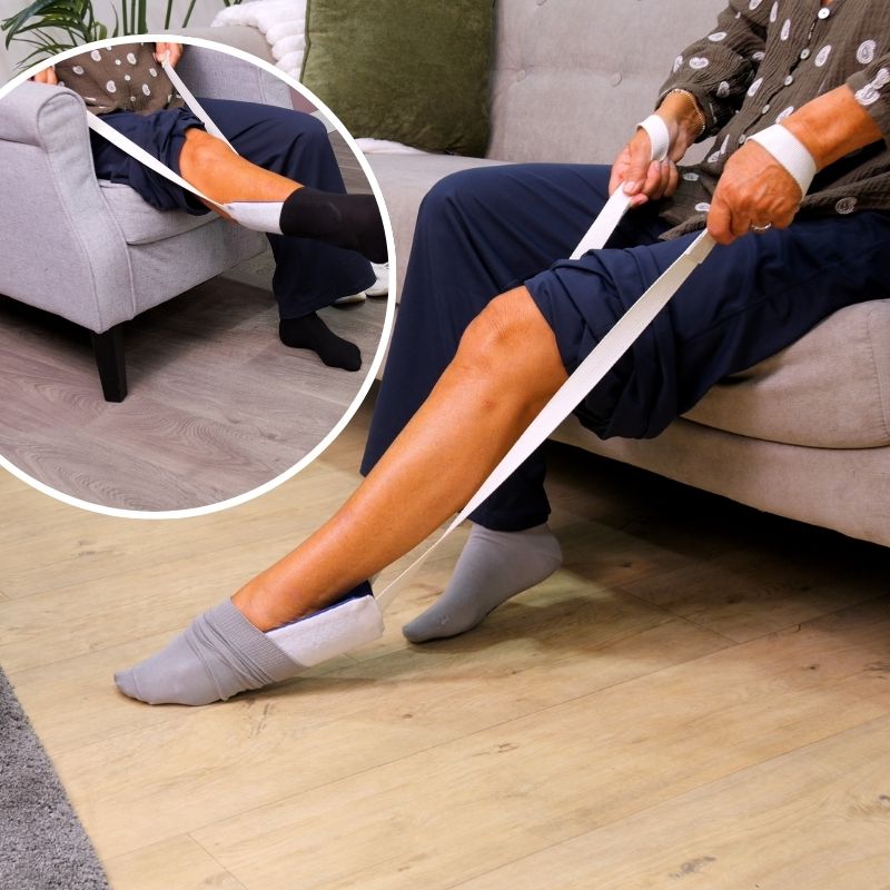 Utilisation de l'enfile-bas de luxe Slide pour enfiler une chaussette sans se pencher - réf. 819048