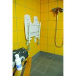 Le siège de douche rabattable Açores vous permet de gagner de la place dans votre douche