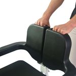 Le fauteuil de douche Moovy électrique est conçu pour faciliter la prise en main du fauteuil