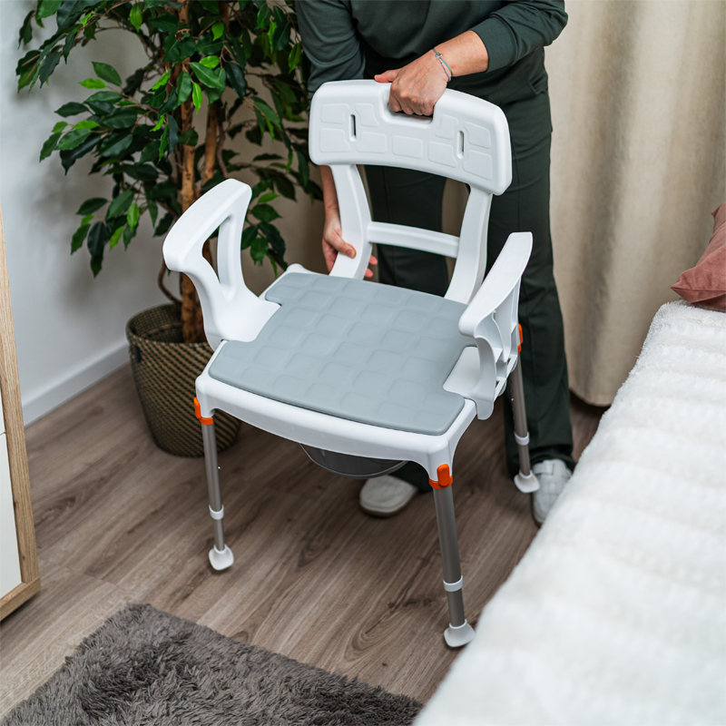Fauteuil de toilettes Capri équipé du coussin de confort, vue d'ensemble - réf. 811185A
