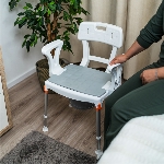Installation du coussin de confort sur le fauteuil de toilettes Capri - réf. 811185A