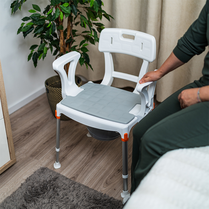 Installation du coussin de confort sur le fauteuil de toilettes Capri - réf. 811185A