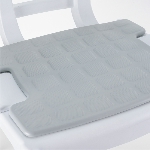 Gros plan du coussin de confort clippé sur le fauteuil de toilettes Capri - réf. 811185A