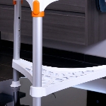 Le tabouret de coin Capri pour la douche avec plateau résiste jusqu'à 170 kg