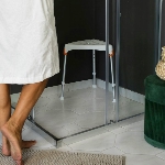 Tabouret de coin Capri très compact pour les douches étroites