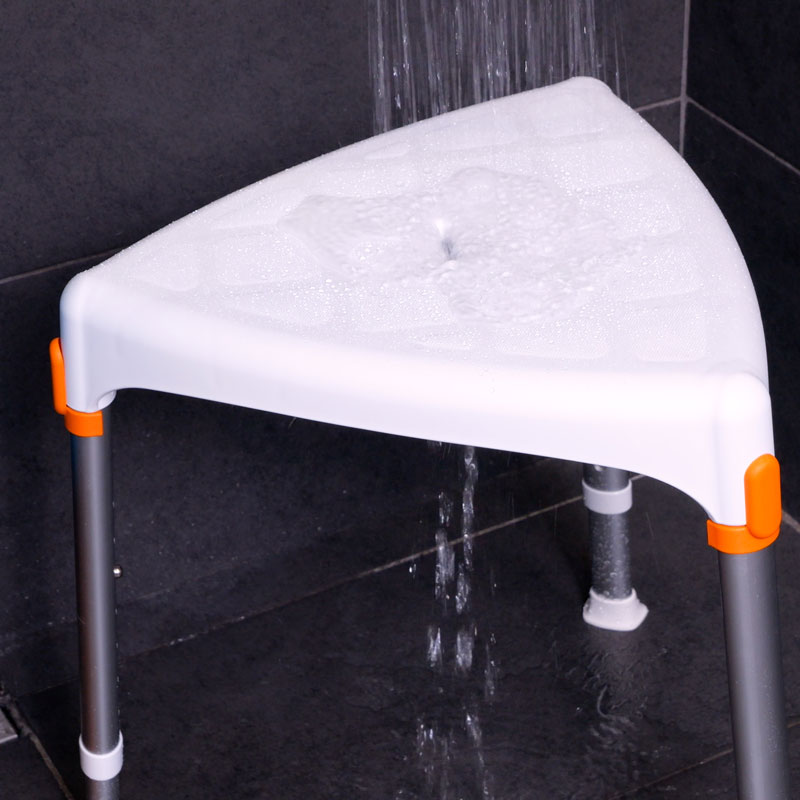 Tabouret triangle Capri est idéal pour améliorer la mobilité des seniors lors de la douche
