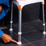 Le tabouret triangle de douche Capri dispose de pieds antidérapants évitant les glissades