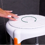 Le tabouret rond Capri pivotant permet d'accéder à la douche facilement et en sécurité