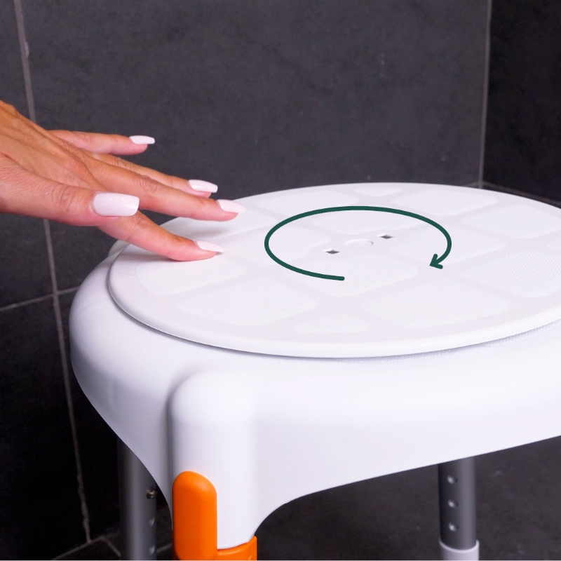 Le tabouret rond Capri pivotant permet d'accéder à la douche facilement et en sécurité