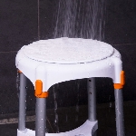 Le tabouret rond pivotant Capri avec plateau est idéal pour améliorer sa mobilité dans la douche
