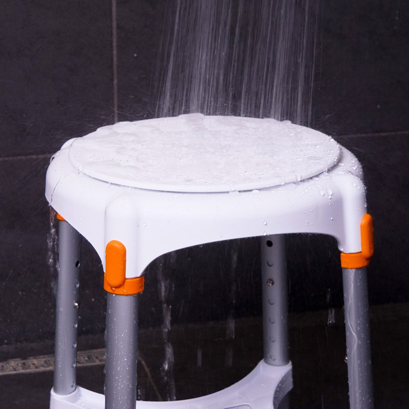 Le tabouret rond pivotant Capri avec plateau est idéal pour améliorer sa mobilité dans la douche
