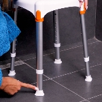Le tabouret rond rotatif Capri a des pieds antidérapants pour éviter de glisser dans la douche