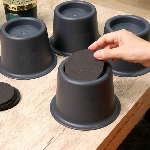 Set de 4 surélévateurs Resist avec disque antidérapant, installation facile sous meubles.