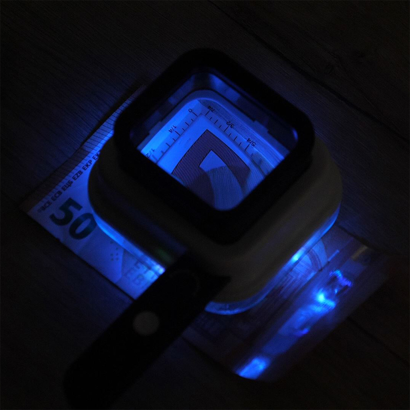 Adjustable magnifying glasswith 3x magnification