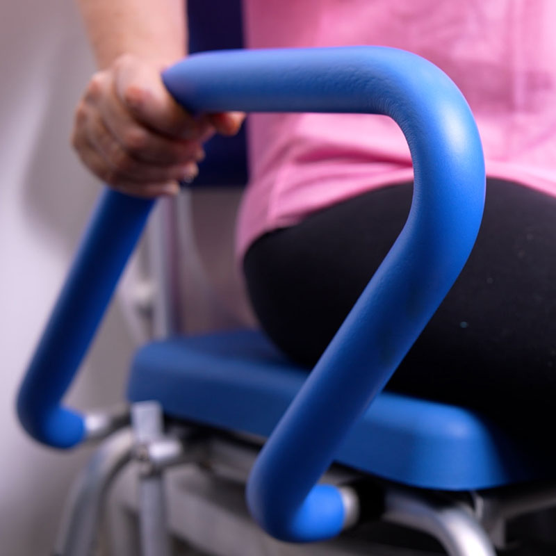 Fauteuil de douche Releveur SOFT en position assise.