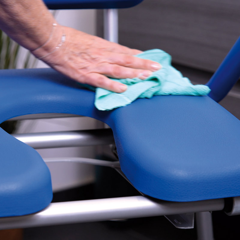Fauteuil de douche releveur SOFT simple a nettoyer