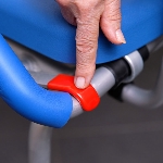 Fauteuil de douche Releveur SOFT réglable en hauteur.