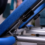 Fauteuil de douche Releveur SOFT avec système de sécurité.