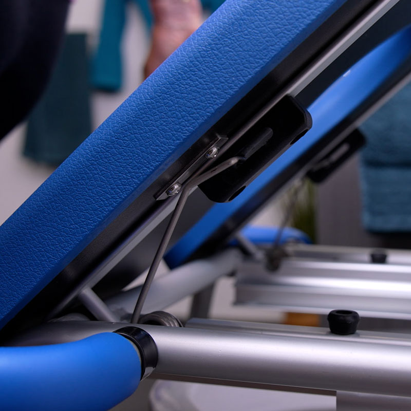 Fauteuil de douche Releveur SOFT avec système de sécurité.