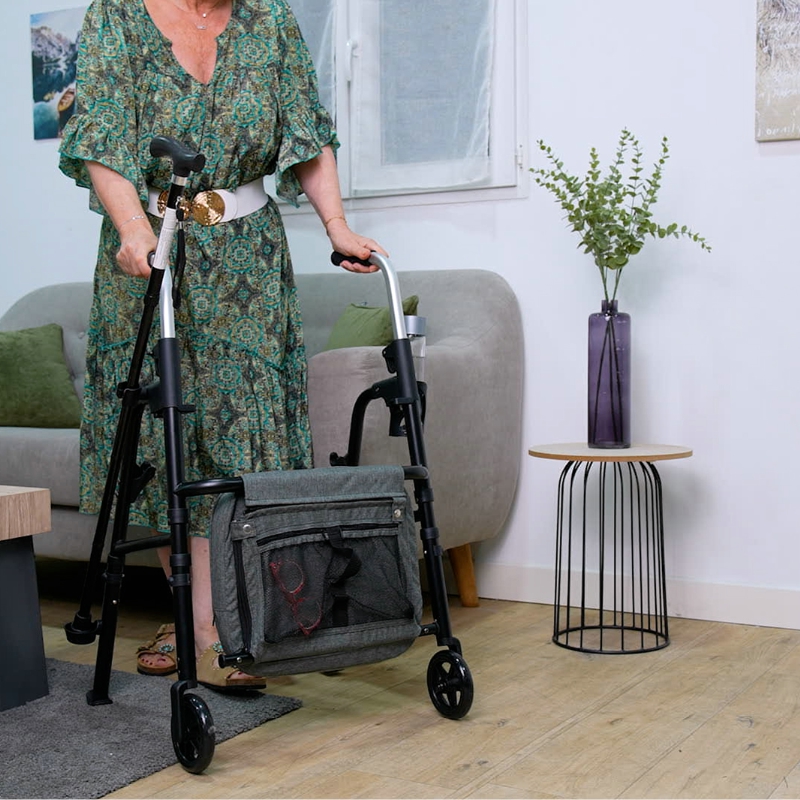 Le rollator 2 roues MODULO dispose d'une assise amovible qui maximise l'espace de marche