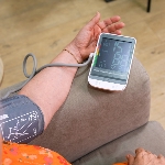 Le tensiomètre de bras médical simplifiée mémorise les mesures pour 2 utilisateurs différents