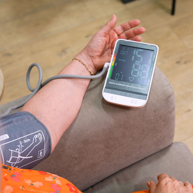 Le tensiomètre de bras médical simplifiée mémorise les mesures pour 2 utilisateurs différents