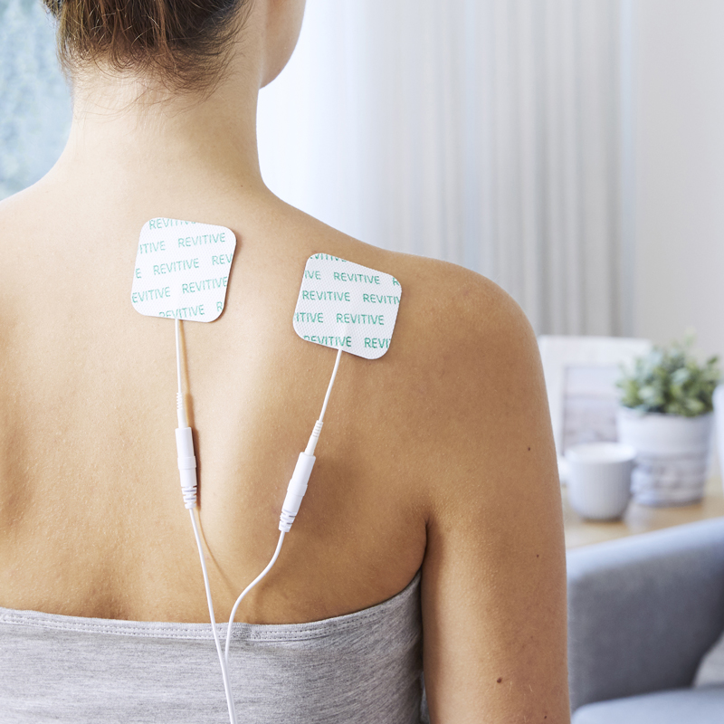 Personne qui porte les Electrodes de rechange pour modèle Revitive