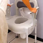 Chaise de toilettes Samoa positionnée au-dessus d’une cuvette pour plus de confort.
