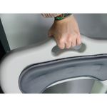 Chaise de toilettes Samoa avec poignée de transport intégrée pour un déplacement facile.