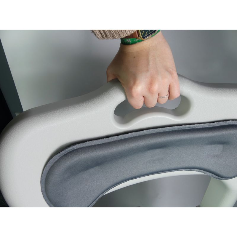 Chaise de toilettes Samoa avec poignée de transport intégrée pour un déplacement facile.