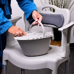 Chaise de toilettes Samoa avec seau amovible et poignée de transport.