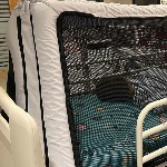 La tente de sécurité pour enfant HANDILIT s'installe dans le lit