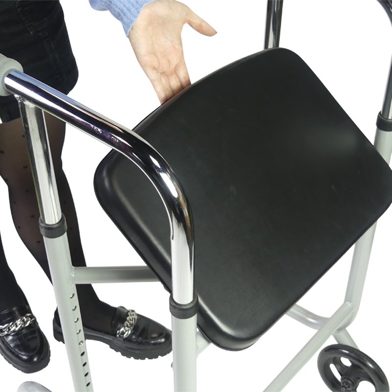 L'assise du déambulateur à roulette STRONG se relève pour faciliter l'aide à la marche