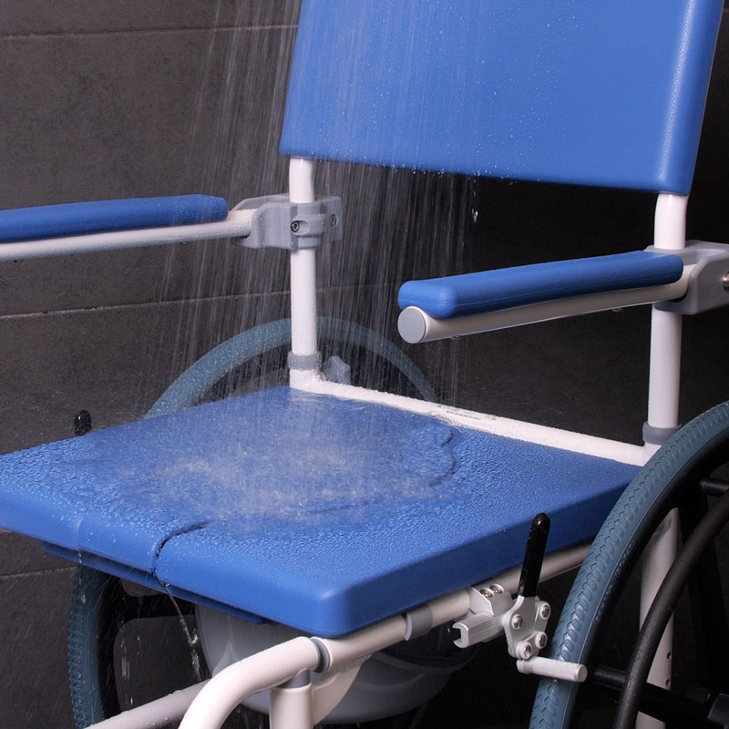 Assise étanche de la chaise de douche et WC Aston grandes roues sous la douche, couvercle fermé - ré