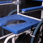 Assise ouverte de la chaise de douche et WC Aston grandes roues avec découpe WC sous la douche - réf