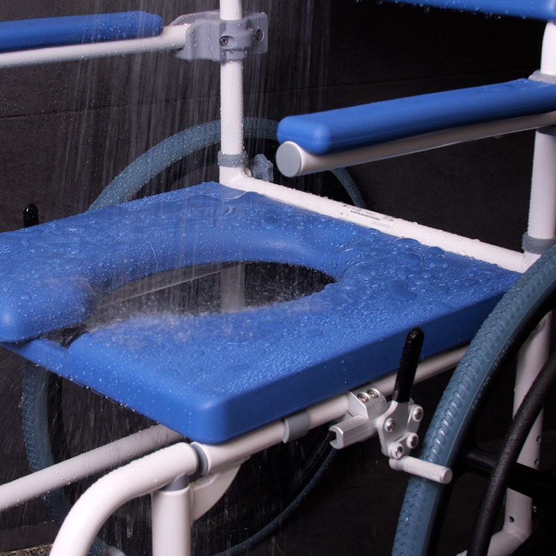 Assise ouverte de la chaise de douche et WC Aston grandes roues avec découpe WC sous la douche - réf