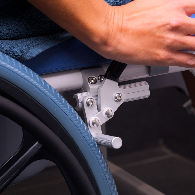 Main actionnant le frein de la grande roue de la chaise de douche et WC Aston grandes roues - réf. 8