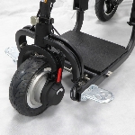 Paire de repose-pieds installé sur le scooter électrique e-foldi